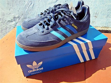 dark blue and light sambas